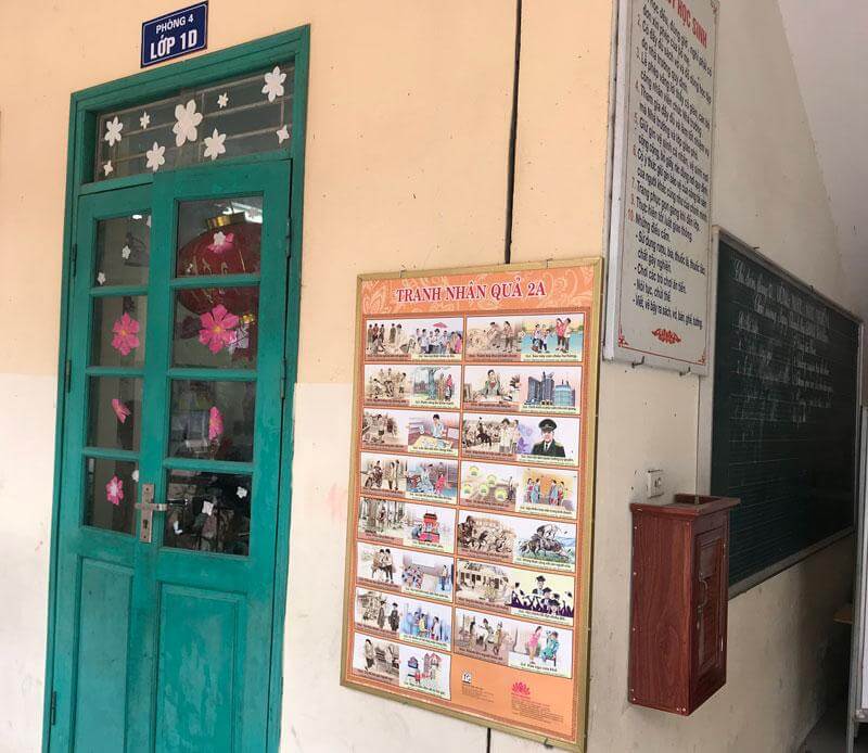 Tranh nhân quả được treo trong trường học