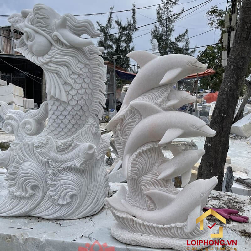 Tượng đồng cá chép hoá rồng với màu sắc bắt mắt giúp không gian trang trí thêm phần sang trọng và đẳng cấp nhất