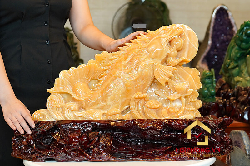 Tượng cá chép hóa rồng bằng gỗ toát lên được vẻ đẹp tự nhiên, gần gũi và tinh tế