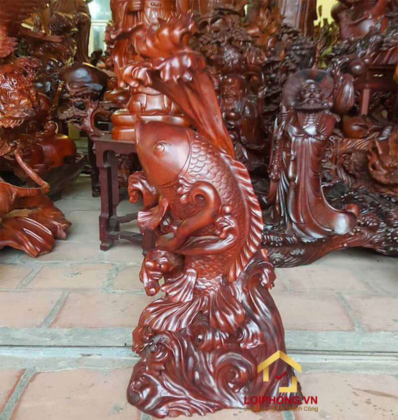 Đặt tượng phong thuỷ cá chép hoá rồng trong phòng khách giúp chiêu tài đón lộc cho gia chủ