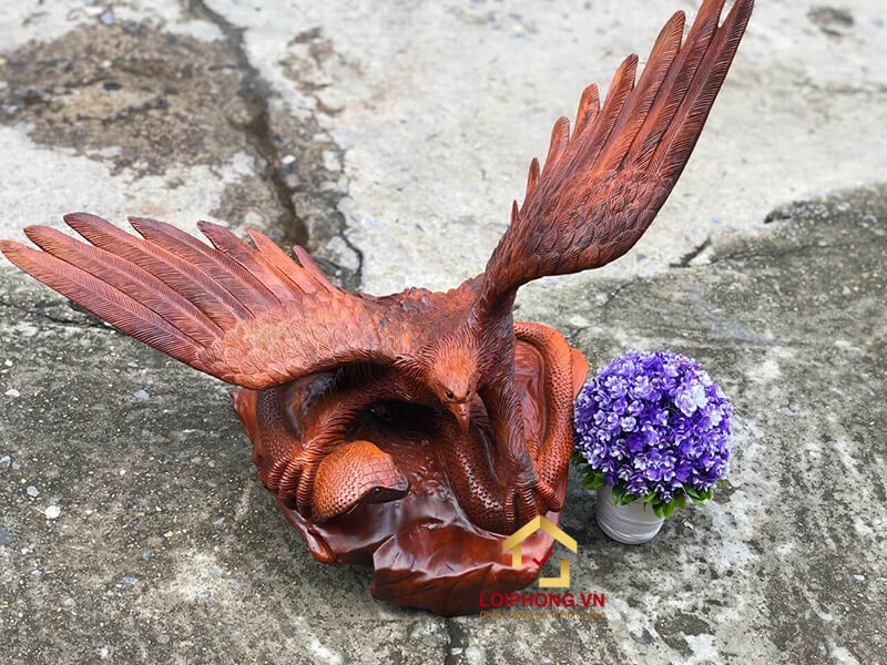 Tuổi Dần, Ngọ, Tỵ và Thìn rất phù hợp để trưng tượng đại bàng bằng gỗ