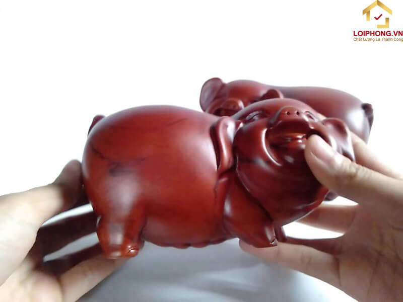 Tượng lợn bằng gỗ trắc với đường vân chìm, mịn và nhỏ trông rất đẹp mắt
