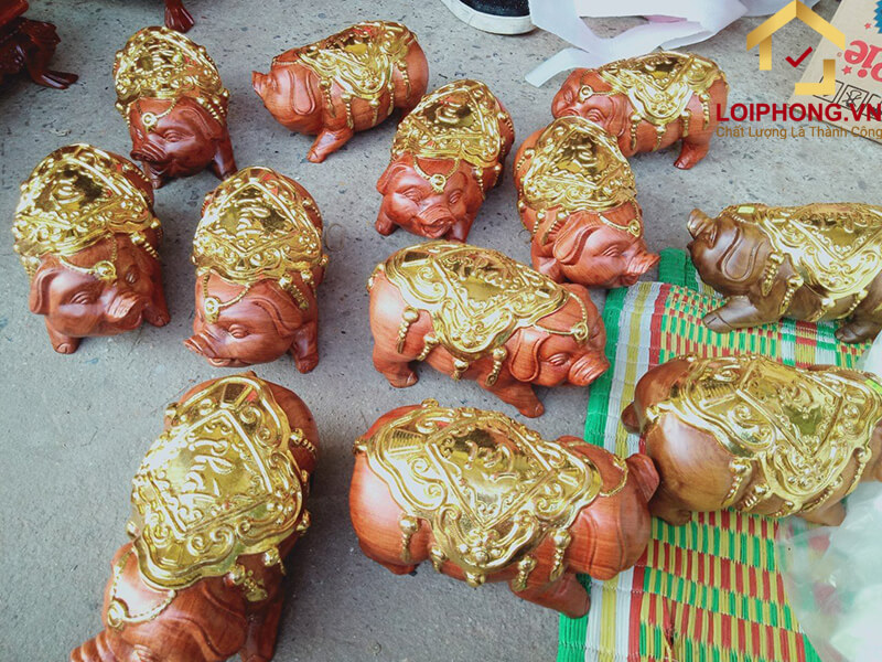 Tượng heo gỗ Hương với màu sắc bắt mắt cùng mùi hương dễ chịu