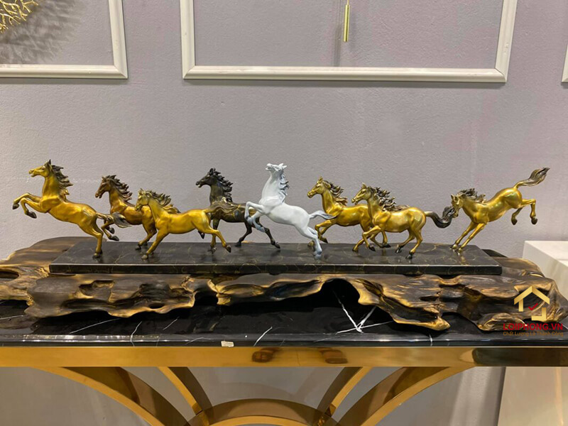 Tượng ngựa phong thuỷ với 8 con thể hiện cho uy lực, may mắn và sự thịnh vượng