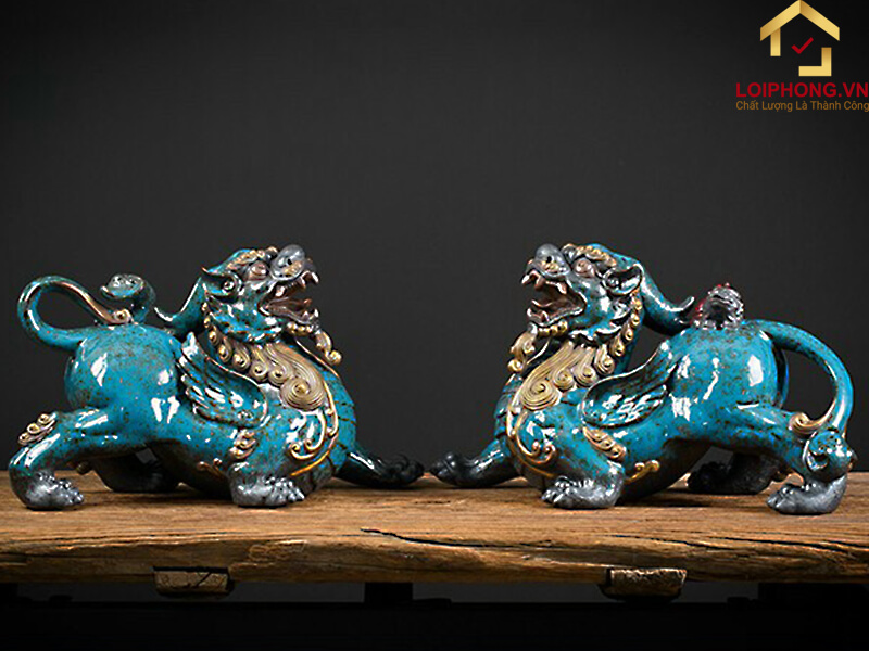 Con vật có 1 sừng là con đực với miệng rộng, dáng vẻ hung dữ để giúp xua đuổi tà khí