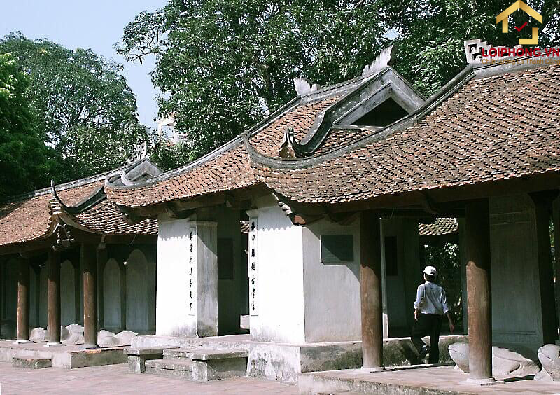 Mái ngói, các trụ cột được làm bằng gỗ