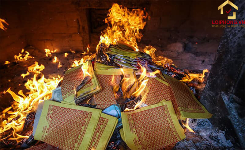 Tục đốt vàng mã bằng giấy xuất hiện từ năm 105 sau công nguyên do ông Vương Dũ sáng chế ra
