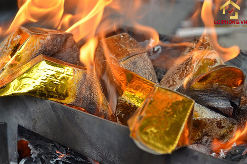 Đốt vàng mã là tục lệ thể hiện cho tấm lòng thành kính, tri ân và hiếu thảo của con cháu đối với những người đã mất