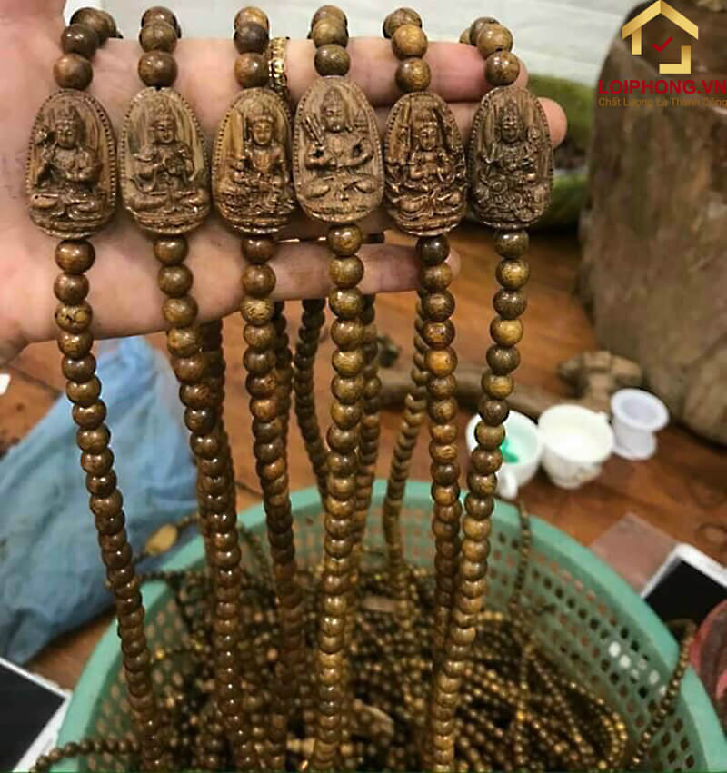 Vòng cổ Trầm Hương là chuỗi vòng đeo cổ được làm từ dòng gỗ Trầm cao cấp và quý hiếm