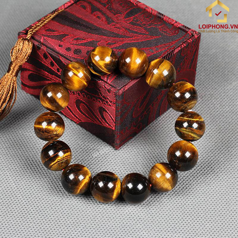 Vòng đá mắt hổ màu vàng hợp với người thuộc mệnh Thổ và mệnh Kim