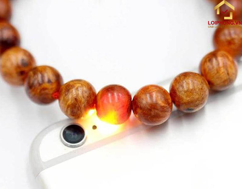 Kiểm tra bằng đèn Flash trên điện thoại