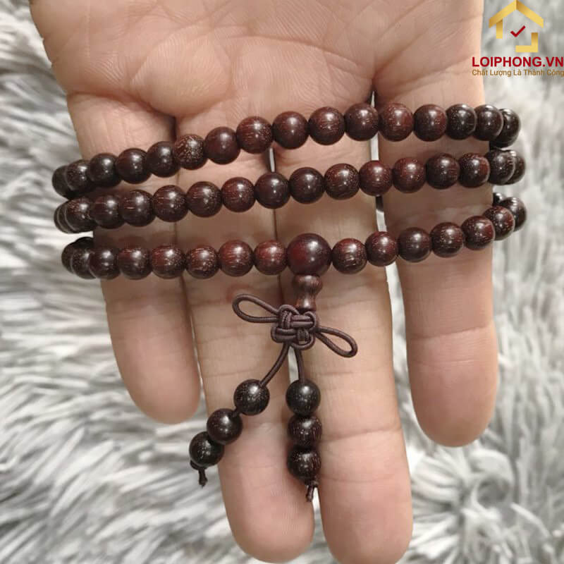 Vòng gỗ tử đàn với màu đỏ thẫm giúp cho người đeo tràn trề năng lượng và tập trung làm việc