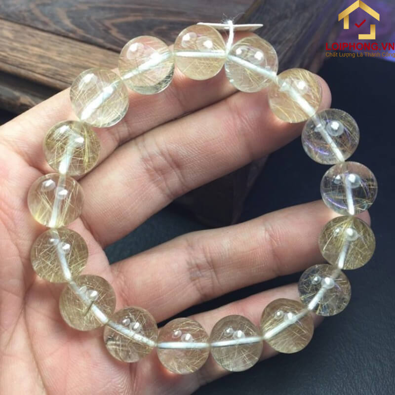 Tuyệt đối không nên chọn vòng phong thuỷ màu trắng vì đây là màu sắc xung khắc