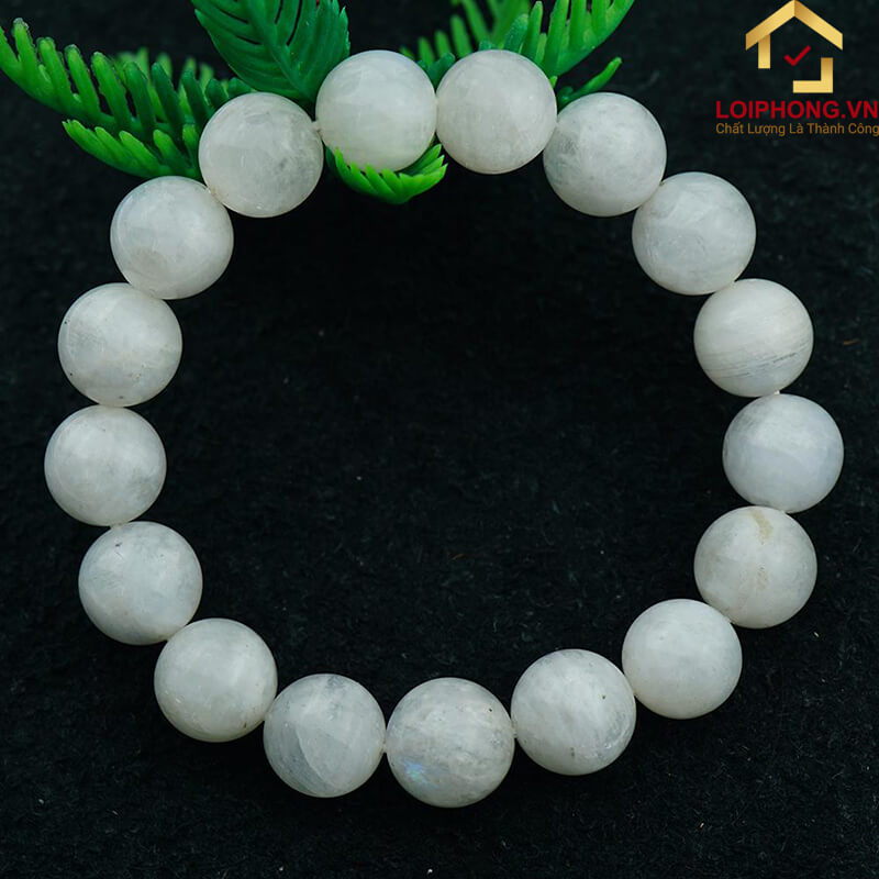 Vòng đá mặt trăng toát ra nguồn ánh sáng xanh trông huyền ảo, đẹp mắt đồng thời cải thiện sức khoẻ người đeo