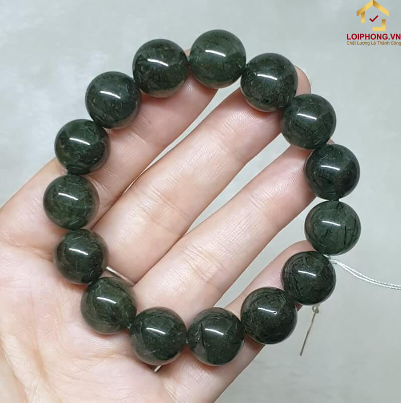 Vòng tay đá thiên thạch thích hợp cho người mệnh Thổ giúp họ có được sự bình an và may mắn