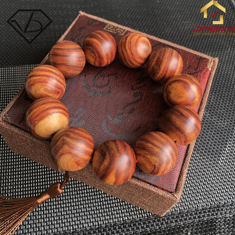 Chất liệu gỗ rất thích hợp cho những mẫu vòng tay phong thuỷ của hành Thổ