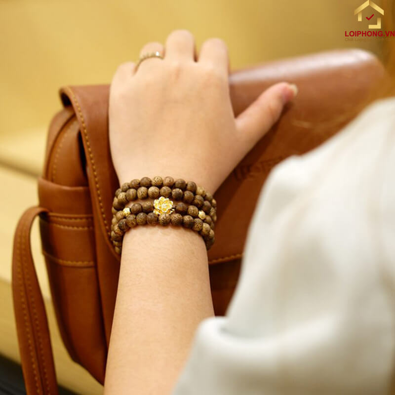 Vòng Trầm Hương có tác dụng như món đồ trang sức giúp người đeo sang trọng, đẳng cấp hơn