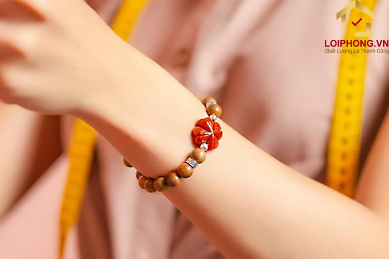 Vòng tay Trầm Hương tứ diệp bảo là hình ảnh của cỏ 4 lá tượng trưng cho may mắn và sự thuận lợi