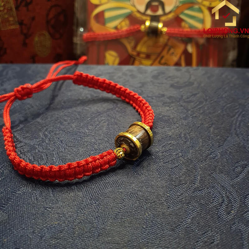 Vòng tay Trầm Hương chỉ đỏ là biểu tượng của sự may mắn và giúp mang tới những điều tốt đẹp cho chuyện tình duyên