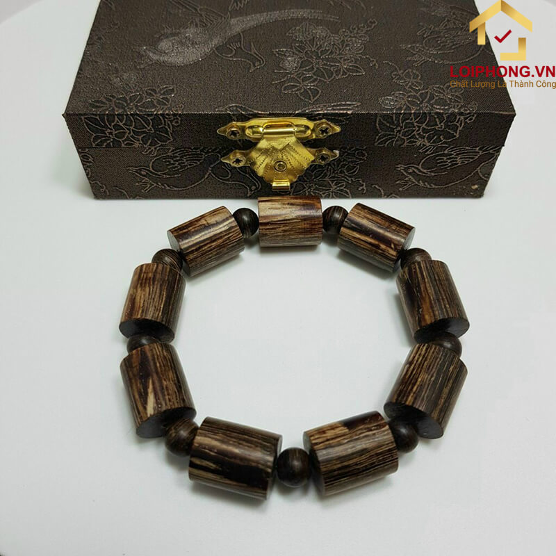 Mẫu vòng Trầm Hương đơn với thiết kế độc đáo diện phật phước lành được nhiều người yêu thích