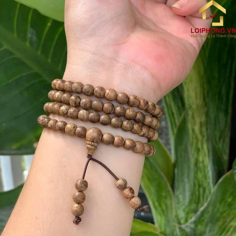 Đeo vòng tay trái giúp chiêu tài đón lộc rất tốt