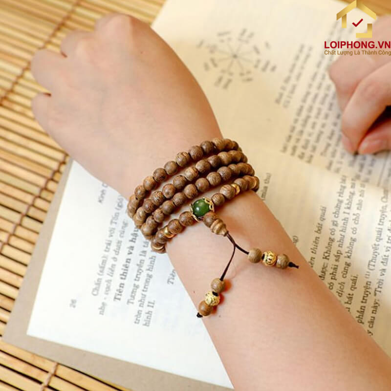 Theo Phật Giáo, chuỗi vòng Trầm 108 hạt giúp người đeo thoát khỏi được những đau khổ, muộn phiền