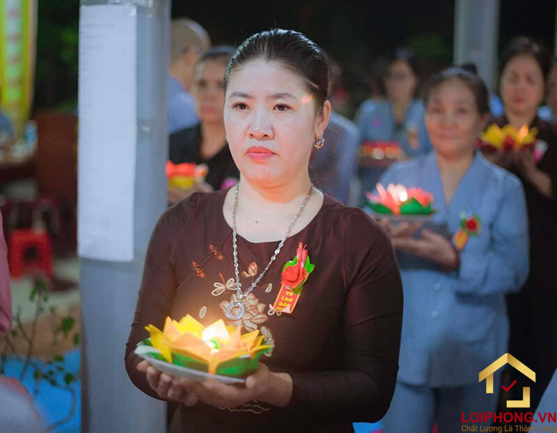 Cài hoa hồng lên ngực.