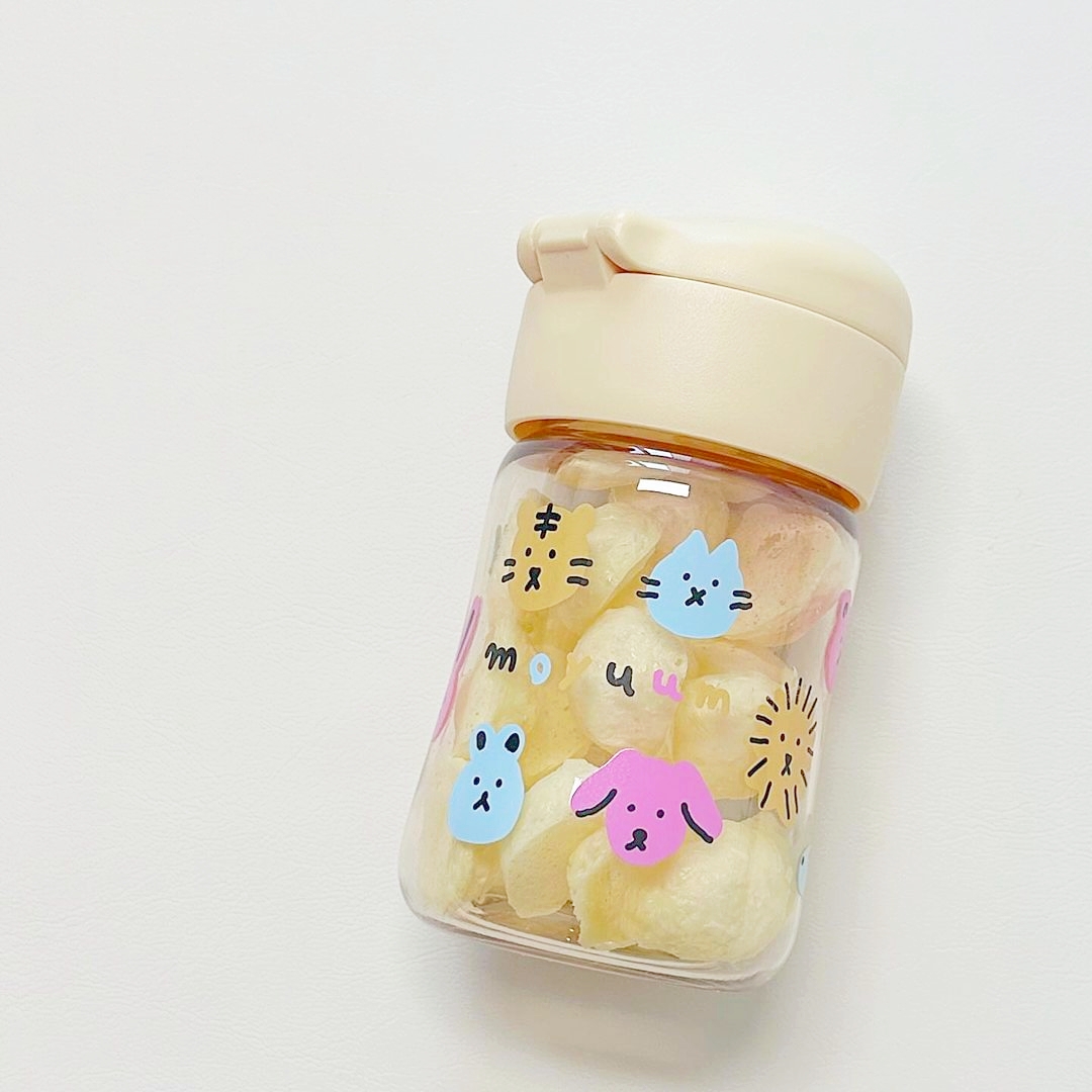 Sử dụng bình chuẩn cộng với sự kiên trì mẹ sẽ giúp bé nhanh chóng có thói quen tốt với việc uống nước mỗi ngày