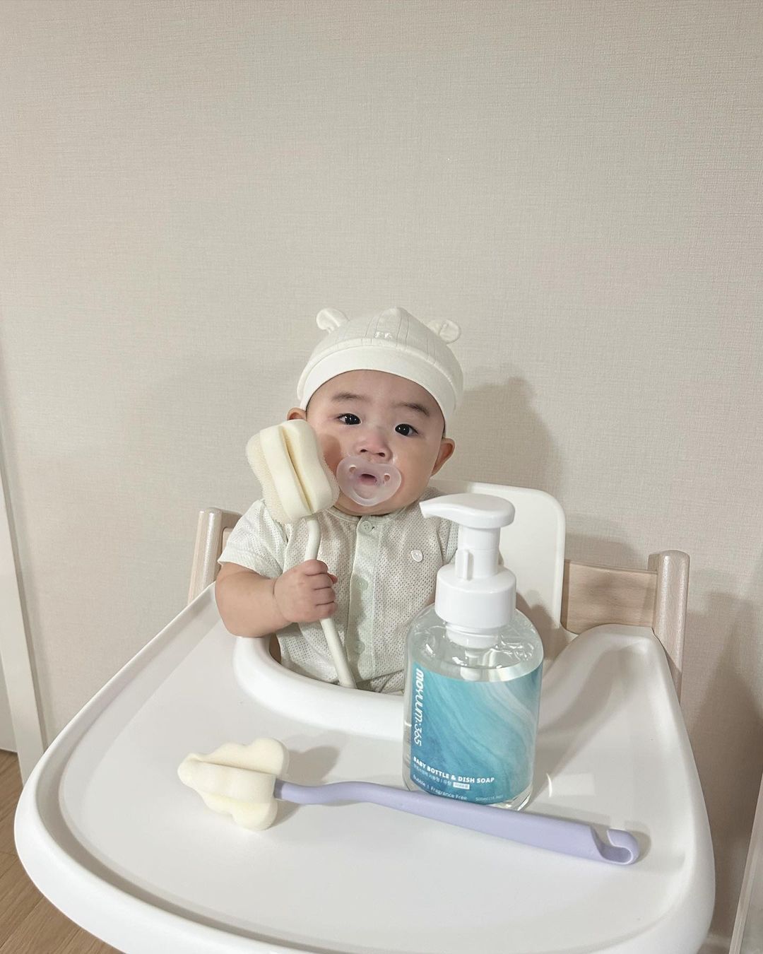 Cận cảnh bộ đôi cọ bình Moyuum mút xốp mềm mại, êm ái