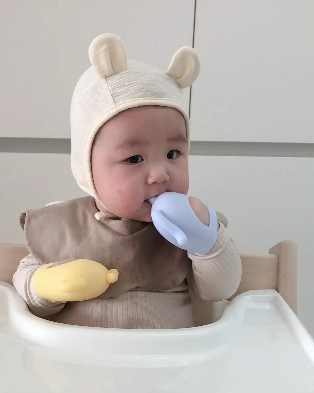 Vệ sinh gặm nướu Moyuum đúng chuẩn giúp bảo vệ bé yêu khỏi những nguy cơ nhiễm trùng và kích ứng có thể xảy ra