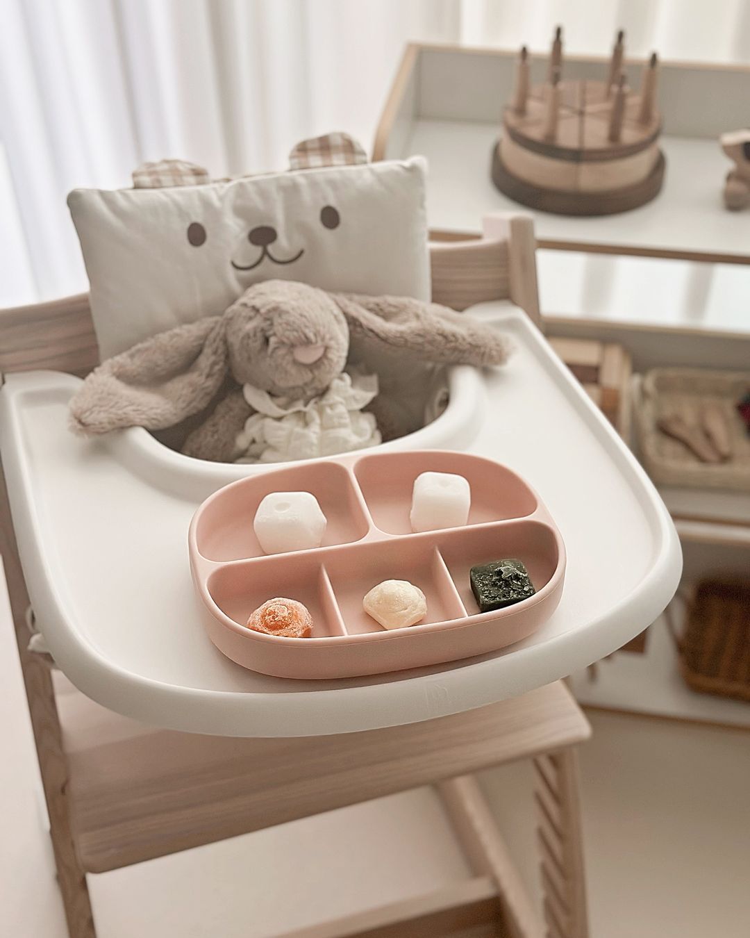 Với khay ăn dặm Moyuum 5 ngăn, mẹ yên tâm mỗi bữa ăn của bé không còn là cuộc chiến
