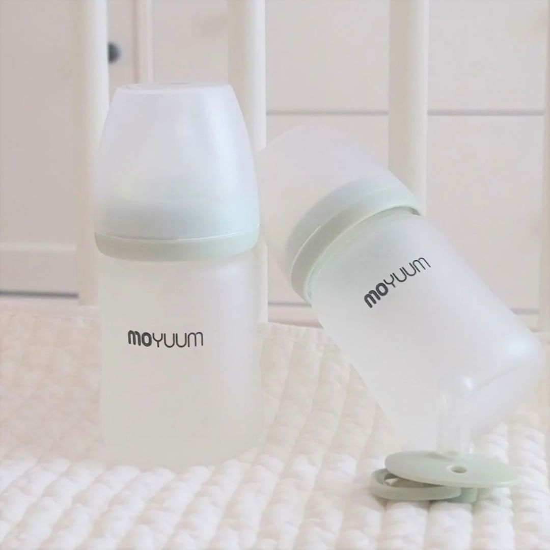 Thủy tinh hoặc nhựa PPSU là lựa chọn thường thấy của các mẹ bỉm khi mua bình sữa cho bé