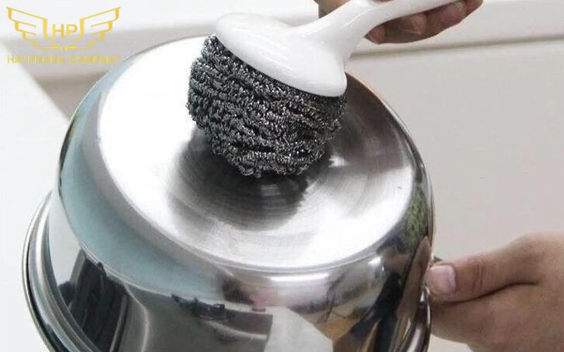 dùng giấy nhám hoặc miếng chà quá cứng