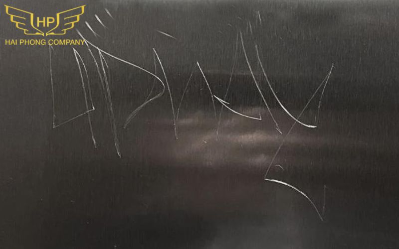 Va chạm với vật sắc nhọn trong quá trình xử lý vết xước