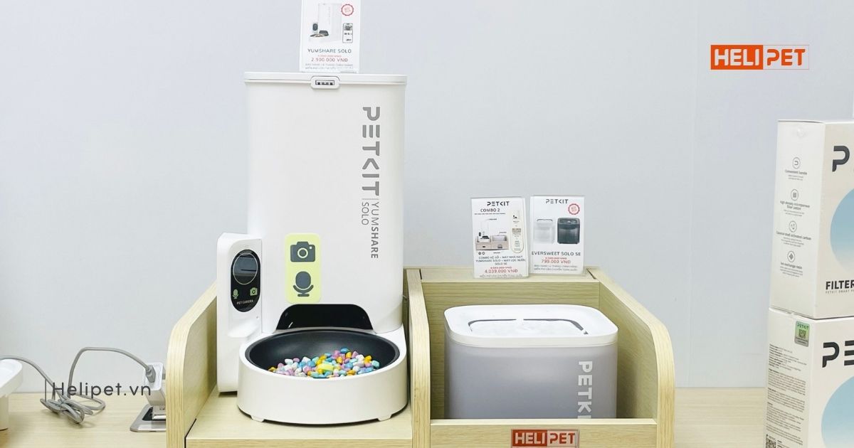 Máy lọc nước cho mèo PETKIT trưng bày cùng Máy nhả hạt PETKIT và Kệ gỗ HeLiPet tiện lợi