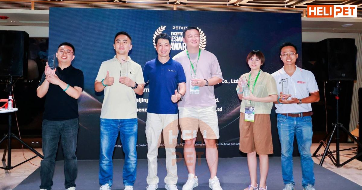 Helipet (ngoài cùng bên phải) được vinh danh là tại Hội Nghị Các Nhà Phân Phối Chiến Lược Toàn Cầu Của Petkit