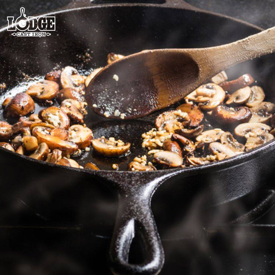 Để lửa lớn khi nấu để hình thành lớp cặn đen