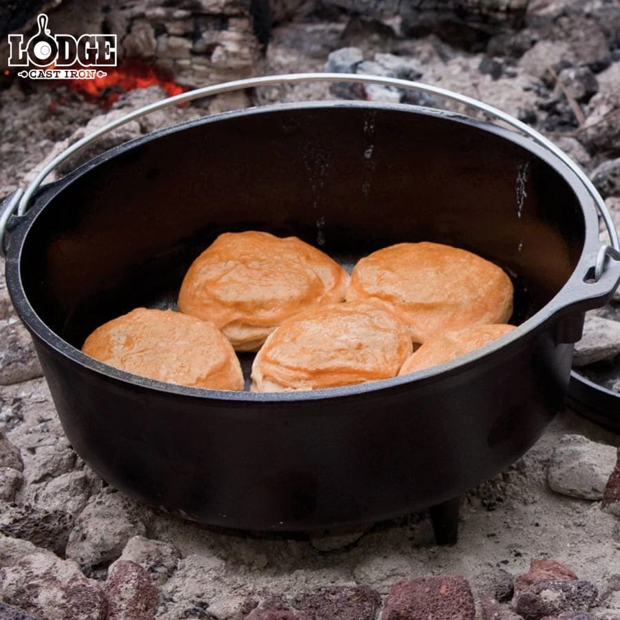 Bước đầu tiên trong cách bảo quản nồi gang là làm sạch ngay sau khi dùng