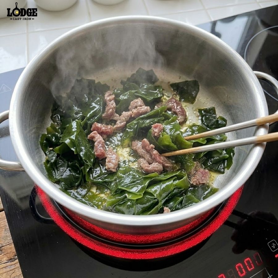 Hướng dẫn cách xào thịt bò và rong biển khi nấu canh rong biển