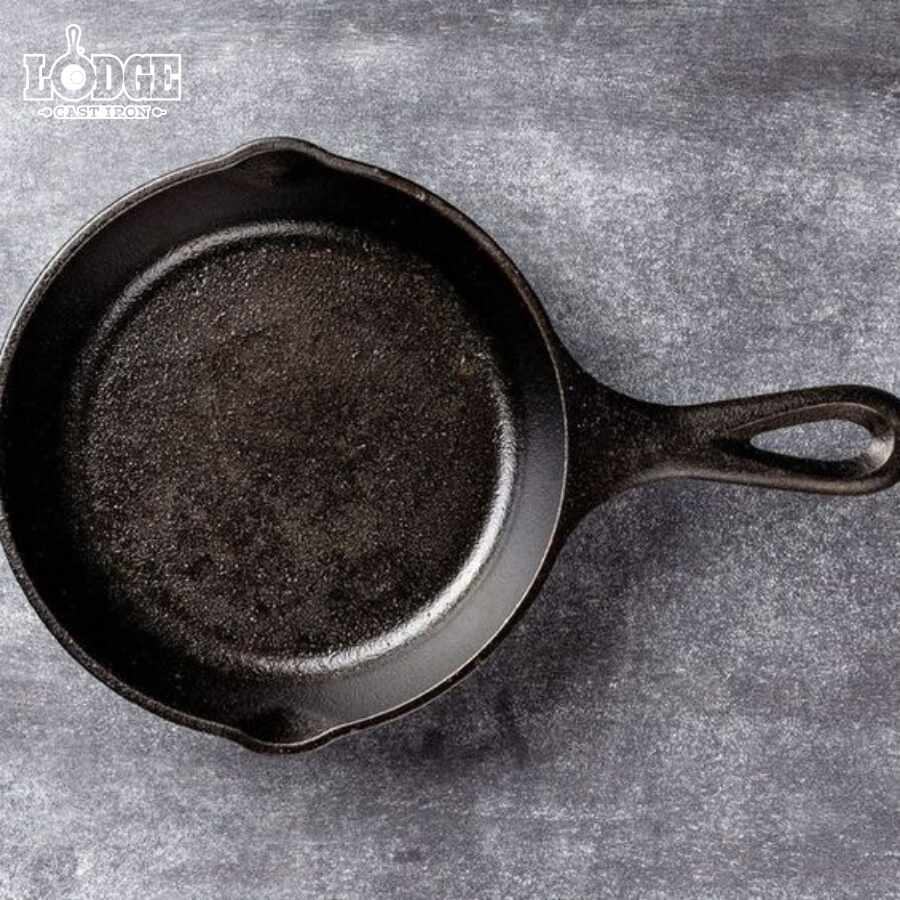 Chảo gang bị đen do lớp cặn bẩn