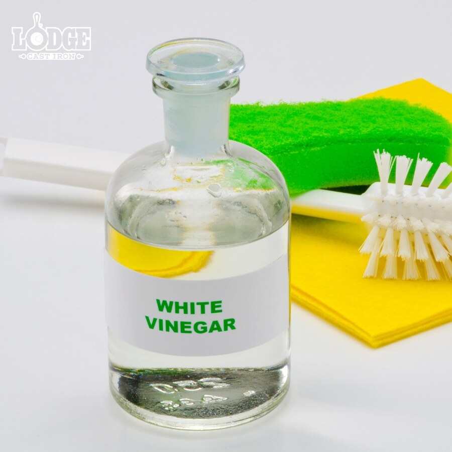 Dùng giấm ăn để làm sạch chảo