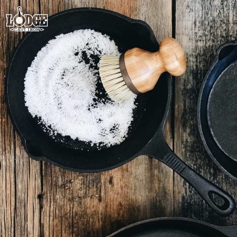 Dùng muối hạt để loại bỏ cặn đen