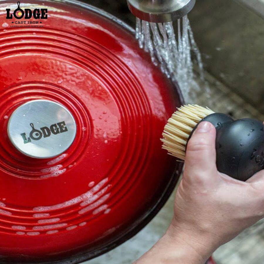 Làm sạch nồi chảo gang tráng men sau mỗi lần sử dụng