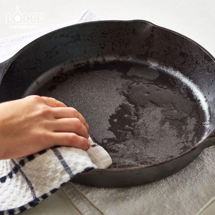 Lau khô chảo sau khi rửa