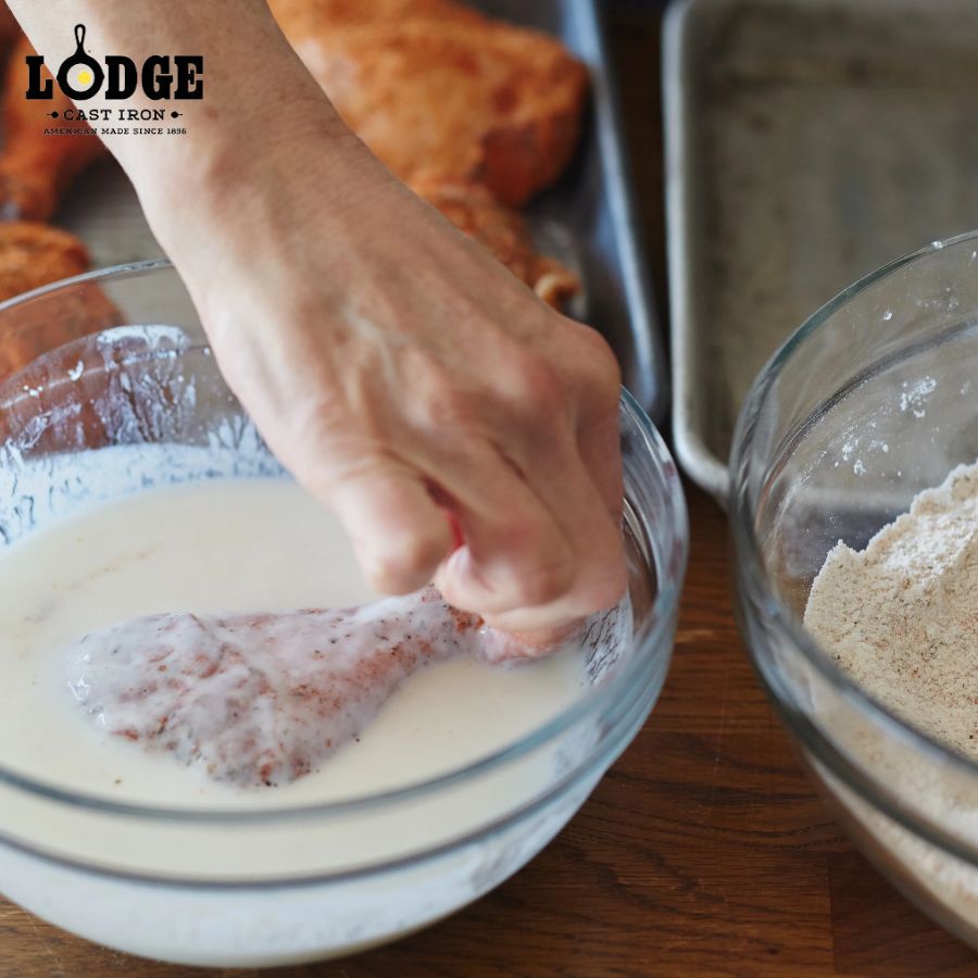Nhúng gà đã sơ chế vào bột chiên