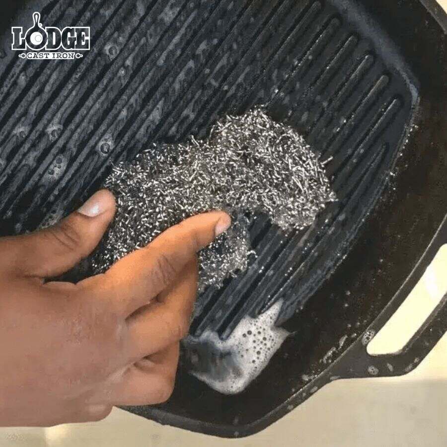 Chà rửa quá mạnh khiến chảo gang bong tróc