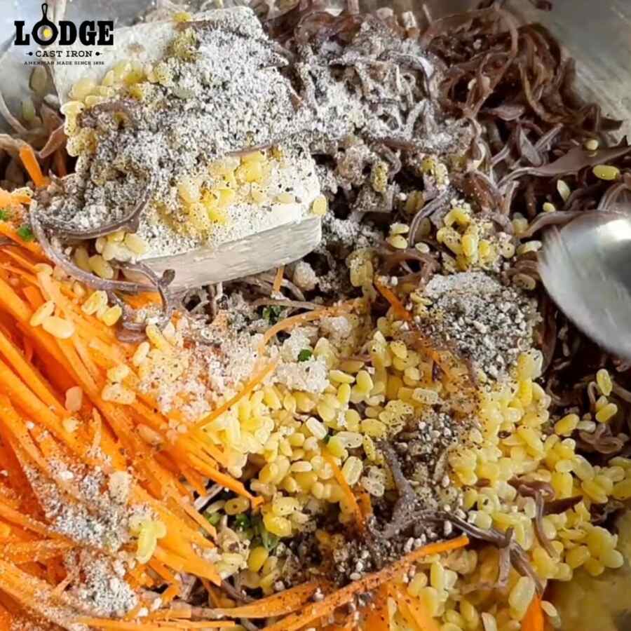 Trộn nhân chả giò