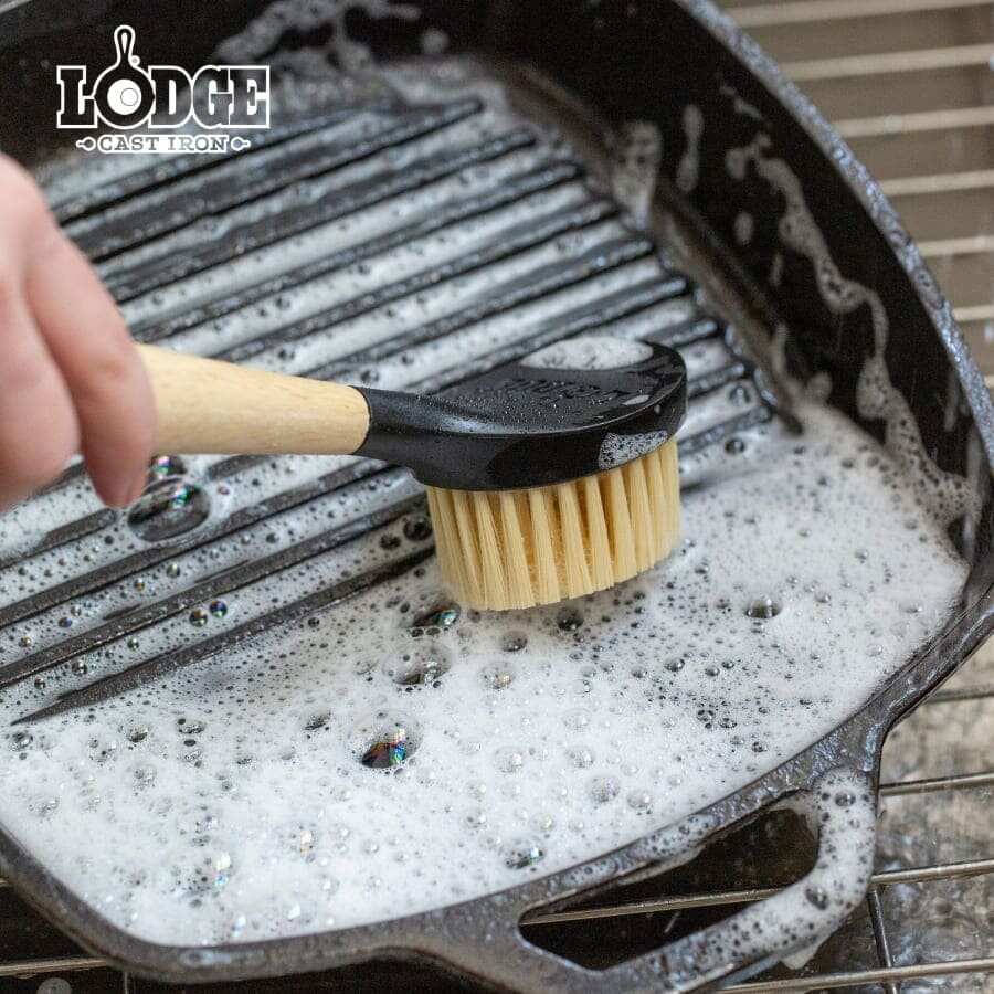 Nên rửa chảo bằng bàn chải mềm