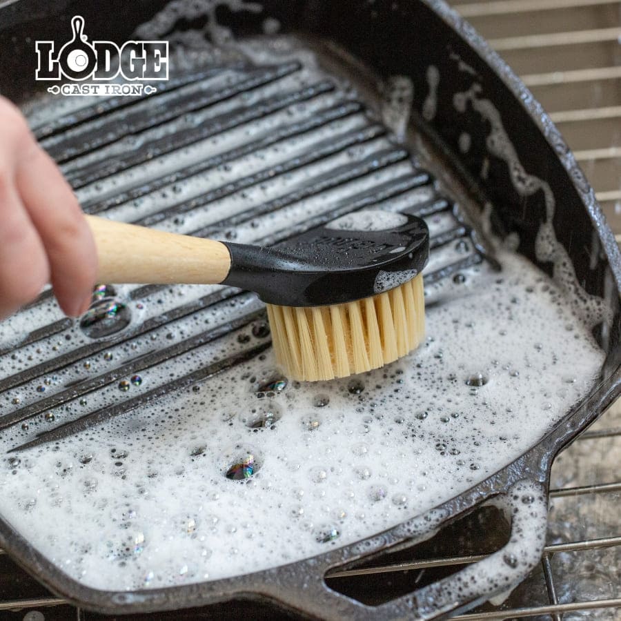Vệ sinh chảo gang bằng dụng cụ chuyên dụng