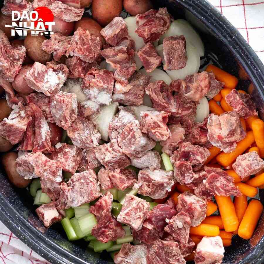 Sơ chế thịt bò để chuẩn bị món thịt bò hầm khoai tây